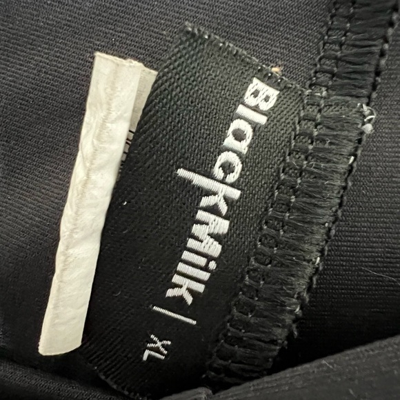 Blackmilk Matte Pocket Leggings - Limited - Picture 5 of 7